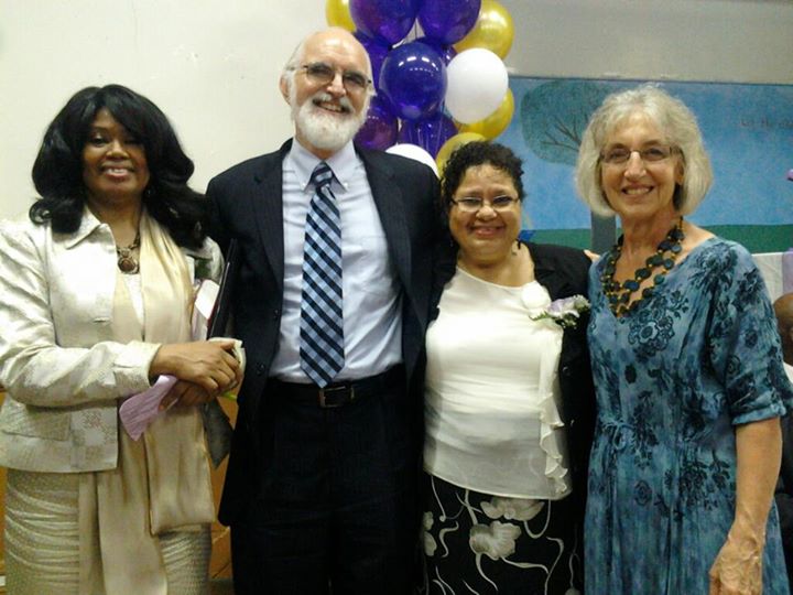 Sandra Pérez (segunda desde la derecha) con (de izq. a der.) Addie Banks, Dave Wenger y Ruth Wenger en la ordenación de Hyacinth Stevens en el 2011. (Foto provista)